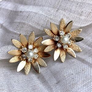 Vintage Screwback Flower Earrings Goldtone Faux Pearl & Rhinestones